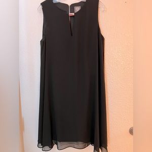 VINCE CAMUTO Women’s Black Keyhole
Sleeveless Shift Dress